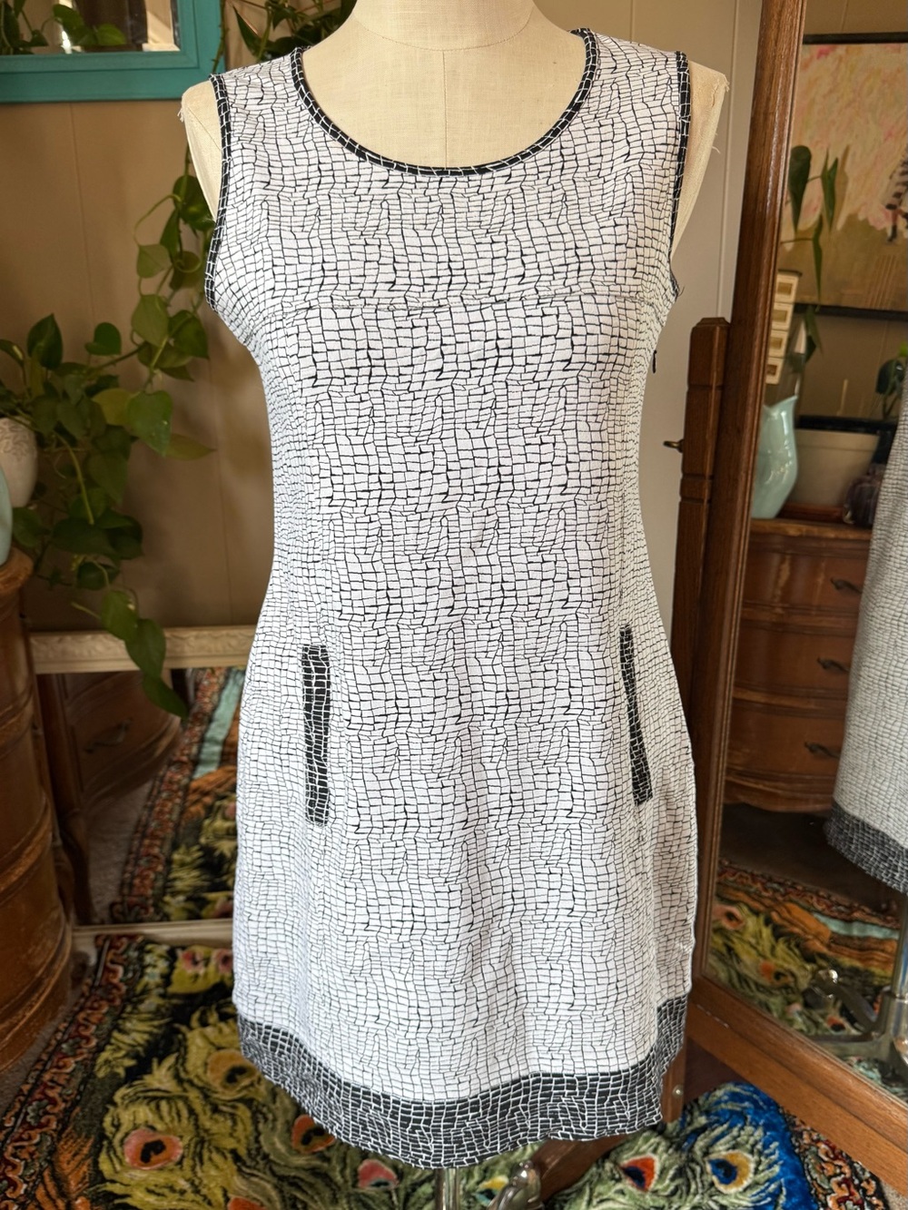 BUUR Fashion Black & White Textured Sleeveless Mini Dress with Pockets, size Med